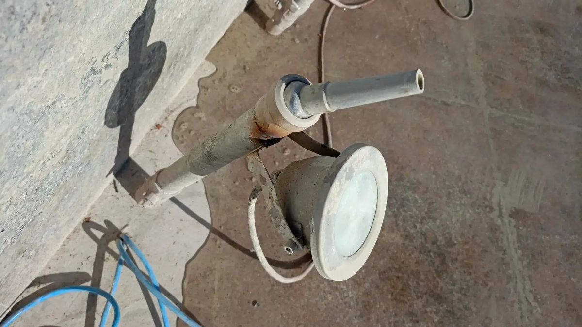 В сквере Молодой гвардии начато заполнение фонтана водой для проведения технических испытаний после ремонта