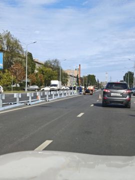 На улице Будённого в Луганске ставят барьерные ограждения