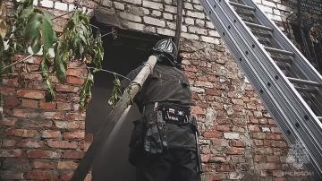 Спасатели МЧС России оперативно потушили пожар в центре Луганска