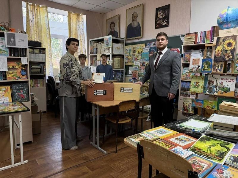 Генерал-полковник Владимир Рушайло передал книги школьникам ЛНР