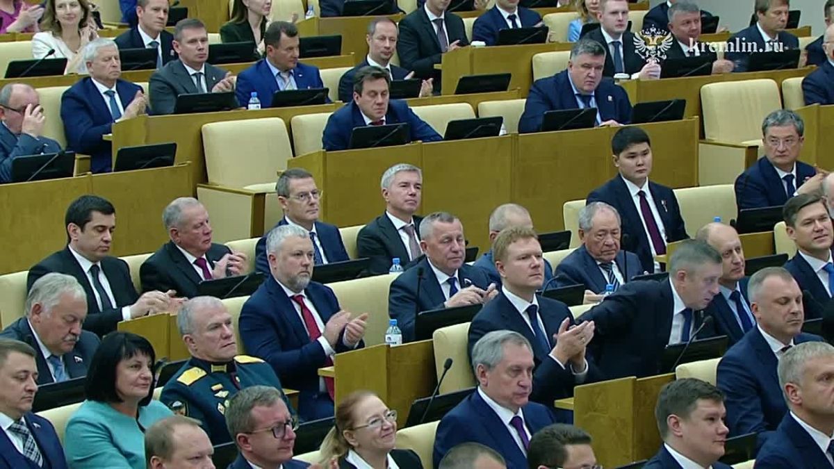 В ходе выступления Президент поздравил граждан России с Днём воссоединения Донецкой, Луганской народных республик, Запорожской и Херсонской областей с Российской Федерацией, который отмечается 30 сентября