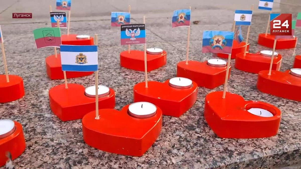 В память о защитниках: 50 свечей памяти зажгли у памятника Божьей Матери в Луганске