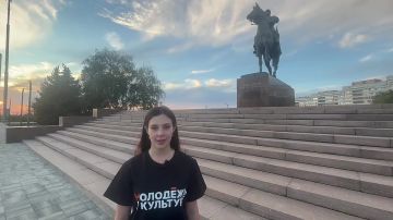 Молодежный совет Министерства культуры ЛНР принимает участие в акции #МыДома и флешмобе «Лови привет – мы вместе!»