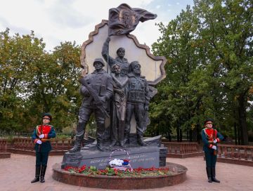 В Луганске возложили цветы к памятнику «Они отстояли Родину»