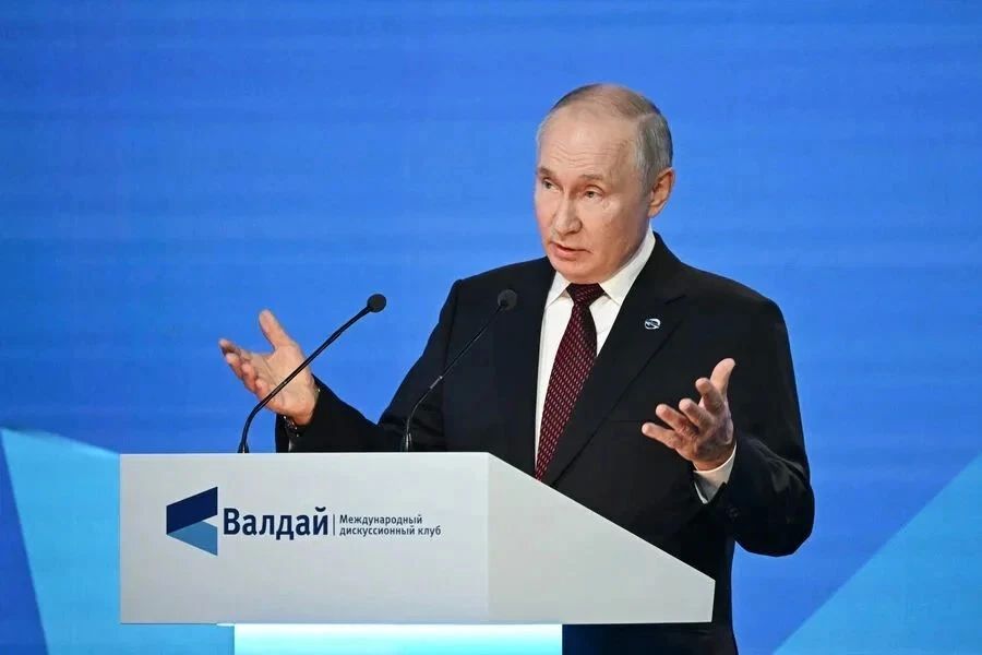 Президент России Владимир Путин выступает на пленарной сессии XXIII ежегодного заседания международного дискуссионного клуба «Валдай»