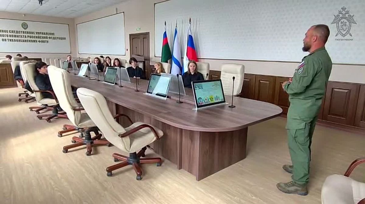 В военном следственном управлении СК России по Тихоокеанскому флоту с учащимися кадетского класса военных следственных органов прошел урок патриотического воспитания