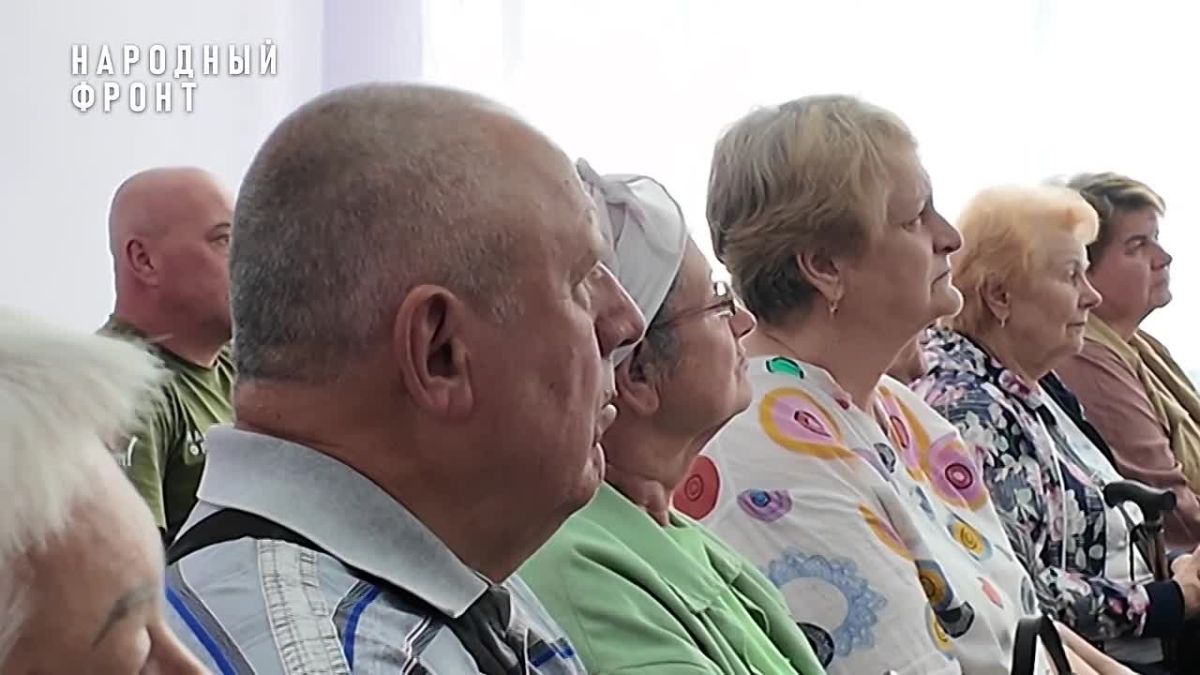В честь Дня пожилого человека Народный фронт вместе с МВД по ЛНР провёл важную встречу для старшего поколения — лекцию о защите от мошенников