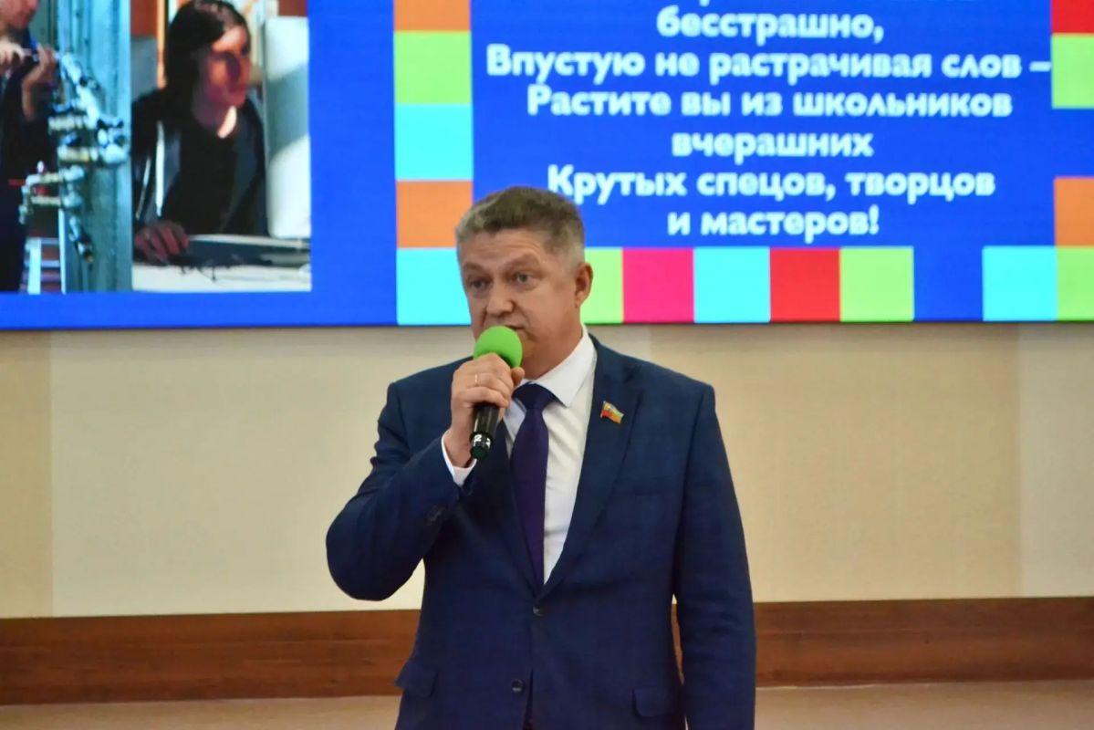 Сергей Цемкало: Сегодня, накануне профессионального праздника — Дня учителя — принял участие в торжественном мероприятии и поздравил педагогов нашего города
