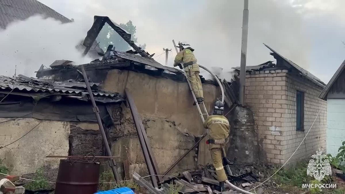 В Свердловске спасатели потушили пожар на частном подворье