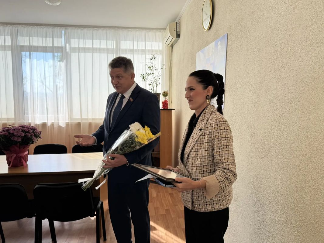 5 октября, в День учителя, представители депутатского корпуса муниципального совета города Луганска Сергей Александрович Цемкало и Вероника Анатольевна Бова навестили с праздничным визитом лицей и лично поздравили с...