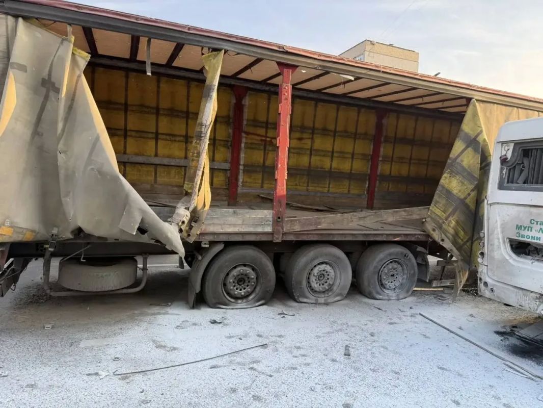 ВСУ ударили по городскому автобусу и проезжающей мимо фуре в восточной части Луганска, пострадали двое взрослых и ребёнок — глава республики Пасечник