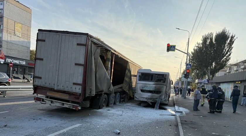 ВСУ обстреляли автобус и фуру на востоке Луганска, ранены два взрослых и ребенок