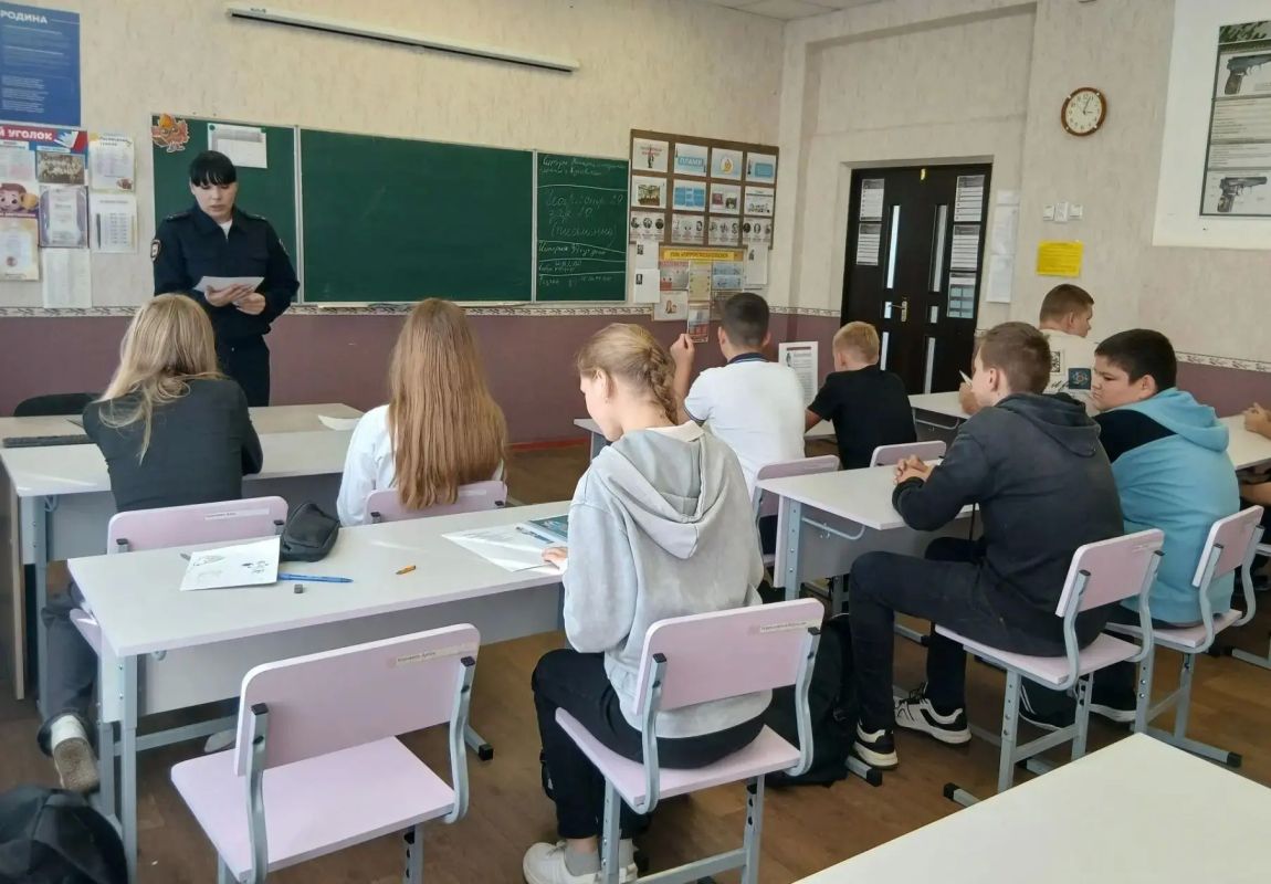 Новоайдарские стражи порядка провели для полицейского класса занятие на тему профессии сотрудника органов внутренних дел