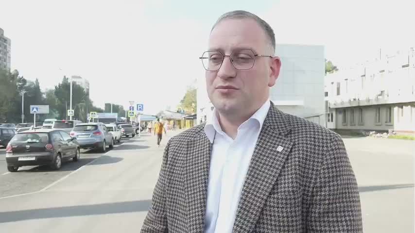 Торговец в Луганске едва не травмировал сотрудника администрации во время проверки