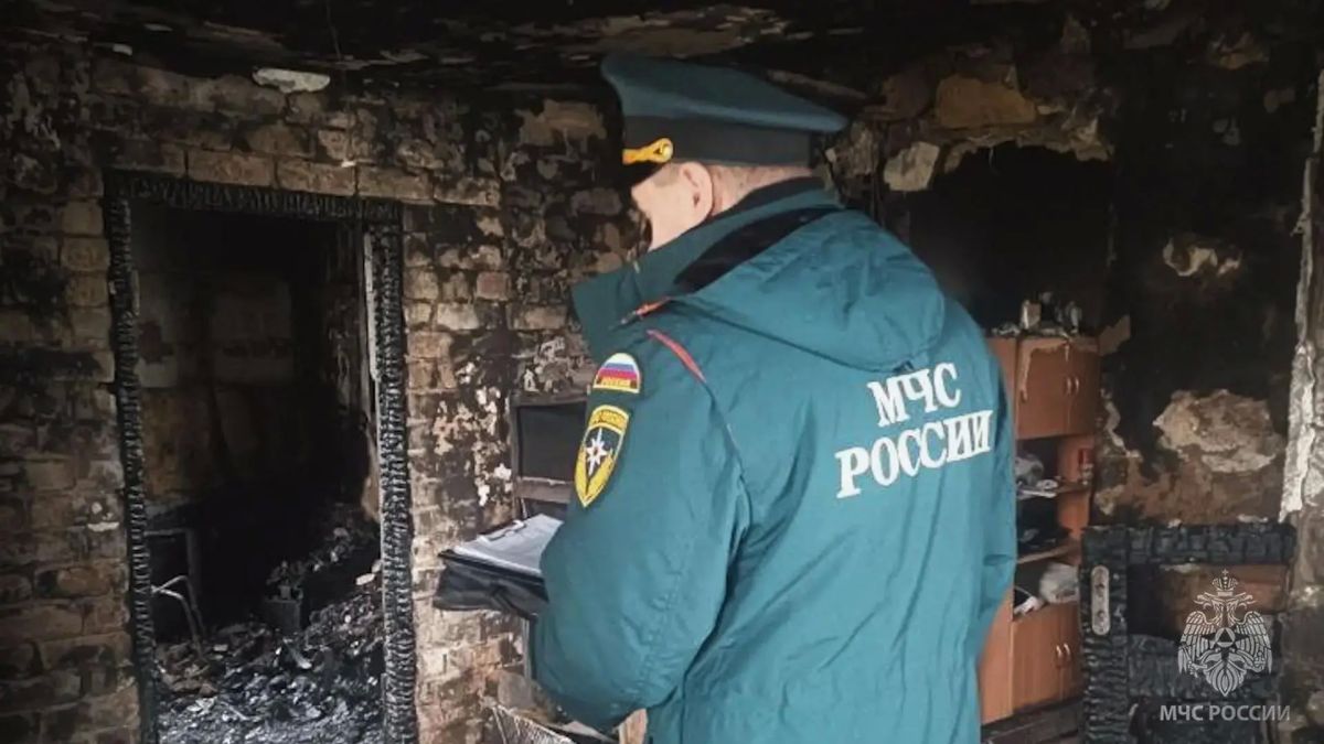 В Стаханове из-за свечи загорелся дом и погибла пенсионерка