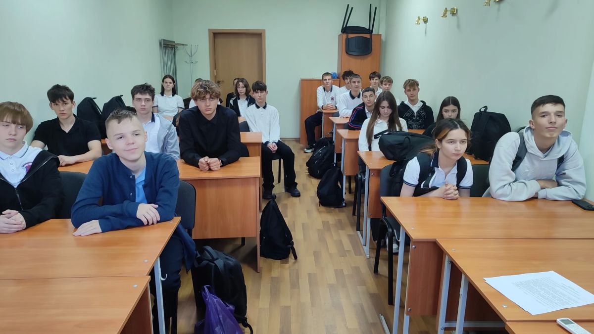 Старшеклассники побывали в Луганском центре медицины катастроф