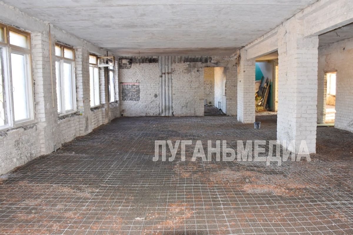 В Краснолучской школе № 3 ведется ремонт актового зала и пищеблока