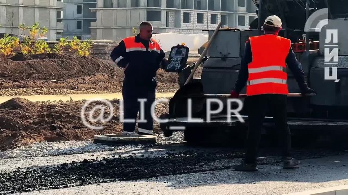Строители планируют до конца этого года завершить укладку около пяти км дорожного полотна в строящихся кварталах в районе улицы Андрея Линева в Луганске