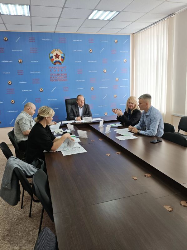 Сегодня в ходе заседания рабочей группы обсудили вопросы внесения изменений в Закон Луганской Народной Республики от 25.04.2024 № 64-I «Об административных правонарушениях» в части, касающейся ответственности за нарушения...