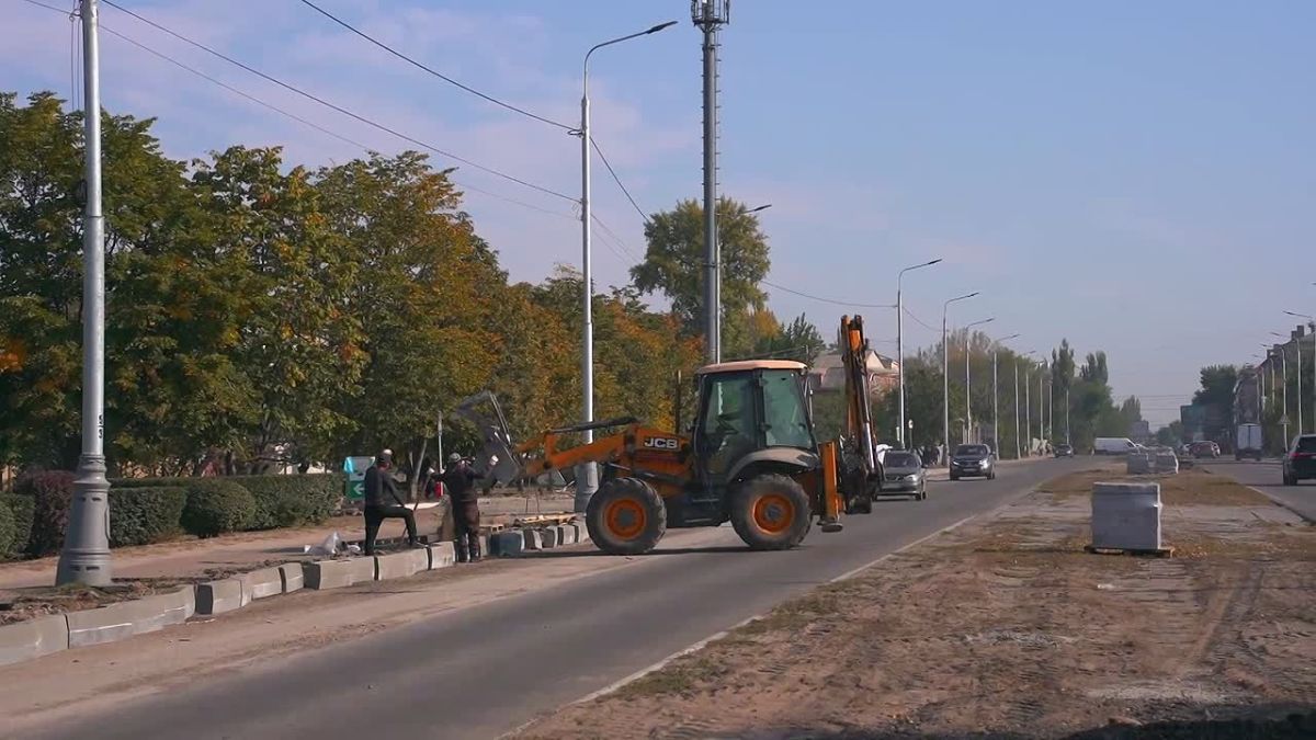 На улице Сосюры в Луганске продолжается ремонт дороги