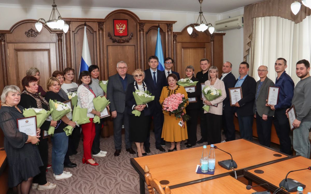 В ЛНР наградили работников сельского хозяйства и пищевой промышленности