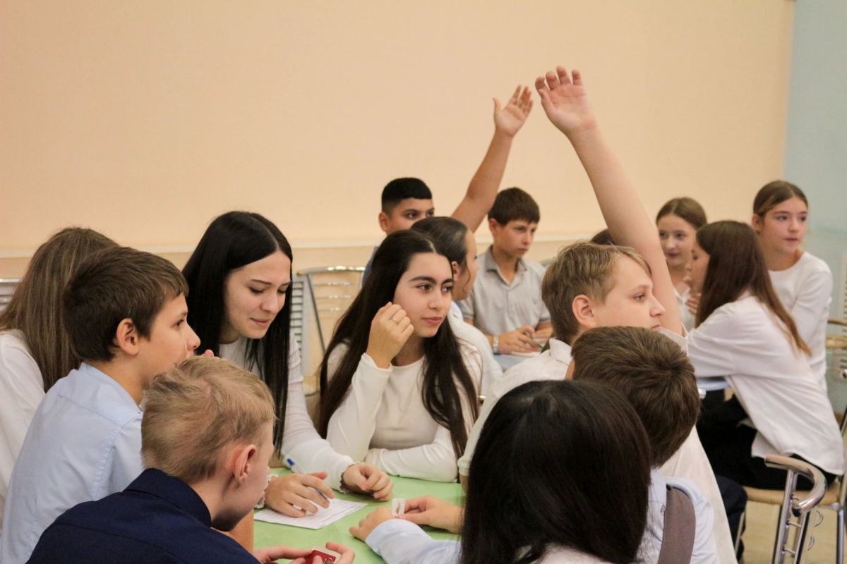 В Луганской республиканской молодёжной библиотеке состоялся интеллектуально-познавательный квиз «Отцы Луганщины сильны», посвящённый Всероссийскому дню отца