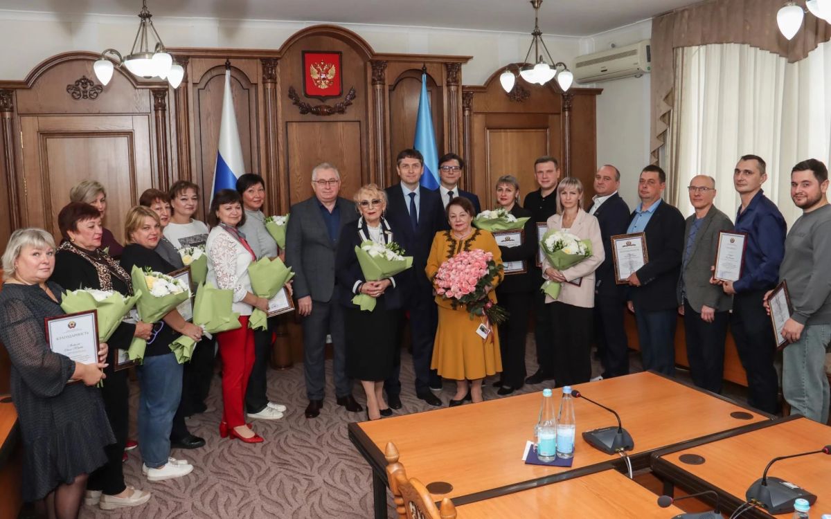 В ЛНР отметили работников АПК и пищевой промышленности наградами