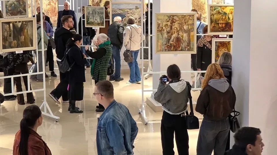 «Образы, которые достают до самого сердца»: в Луганске открылась выставка художника Владимира Козлова