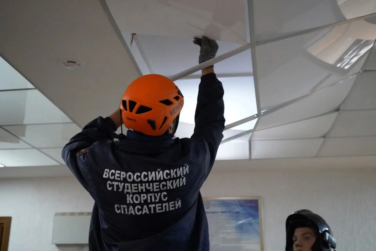 Добровольцы помогли закрыть тепловой контур в одном из поврежденных зданий Луганска после удара дрона ВФУ