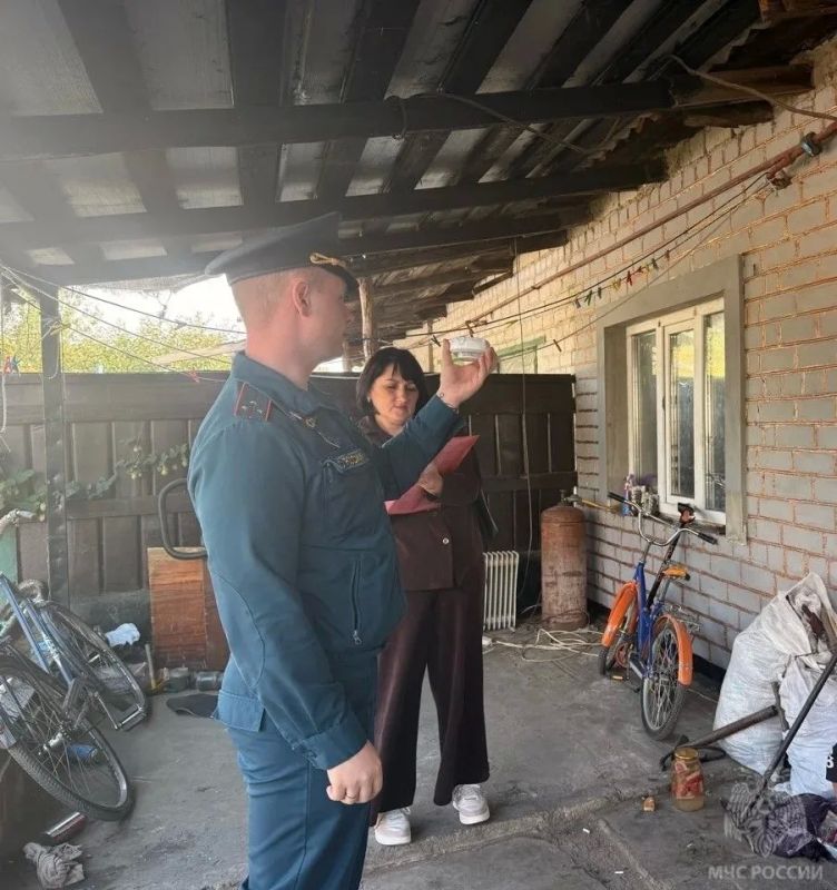 В Луганске сотрудники МЧС России вручали пожарные извещатели многодетным семьям