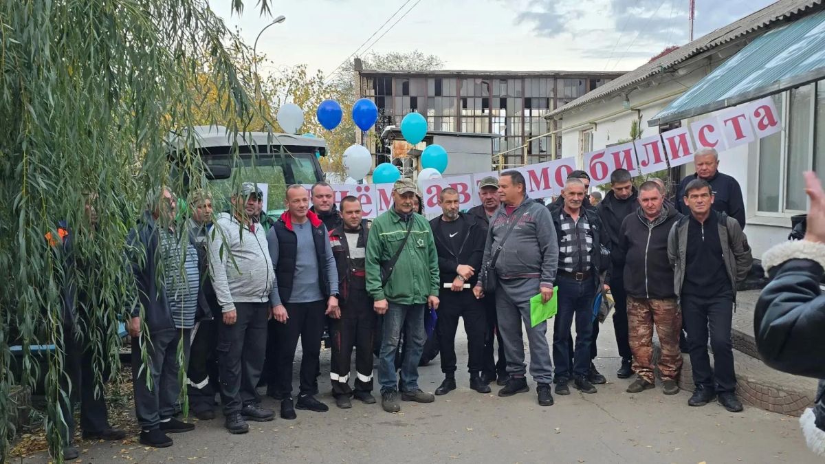 В Луганском комбинате зелёного хозяйства и благоустройства поздравили сотрудников с Днём автомобилиста