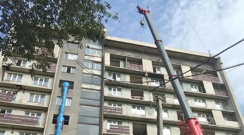 Строители обновляют кровлю в комплексе общежитий ЛГАКИ им. Матусовского