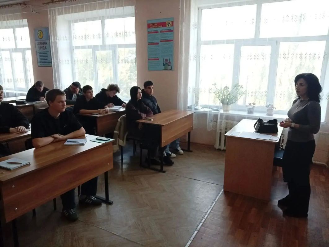 В рамках профориентационной работы по формированию кадрового резерва и привлечению молодых специалистов работники Луганского филиала провели ряд информационных встреч