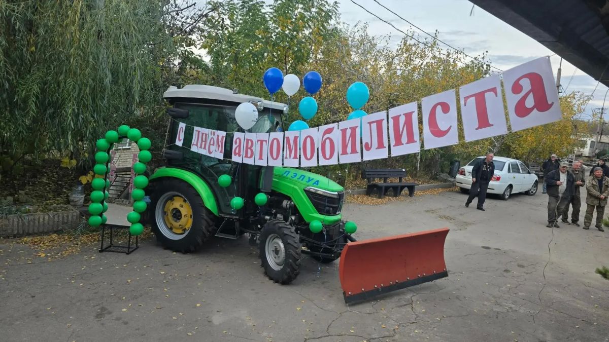 В Луганском комбинате зелёного хозяйства и благоустройства поздравили сотрудников с Днём автомобилиста