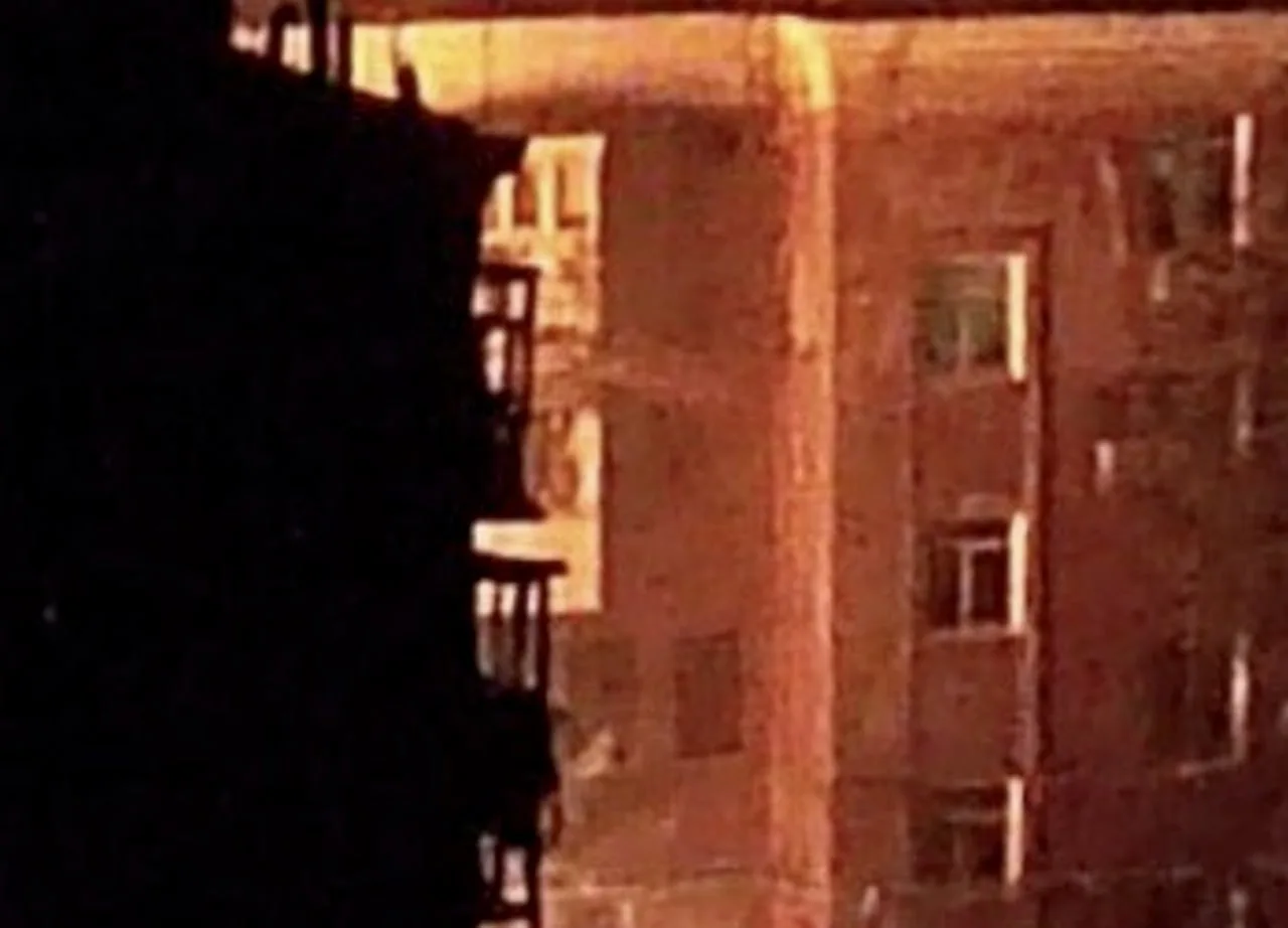 Местные ТГ-каналы сообщают, что в центре Луганска под удар БПЛА попал жилой дома