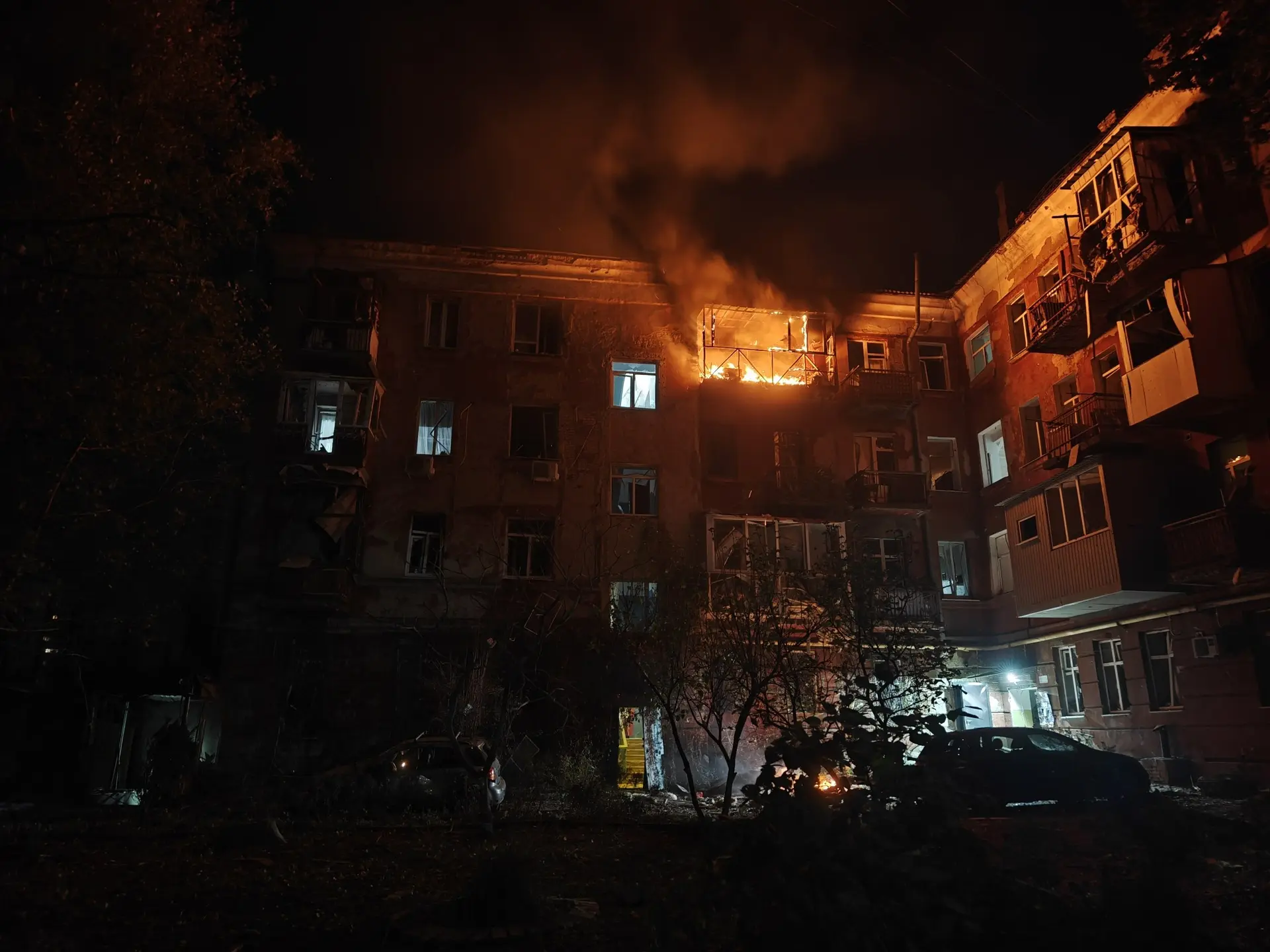 Киевский боевики ранним утром нанесли массированный удар по центру Луганска, сообщил Глава ЛНР Леонид Пасечник в своем канале в МАКС