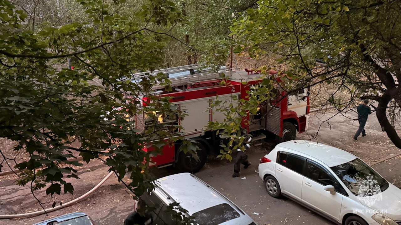 В Луганске при пожаре в многоэтажке спасли двух человек