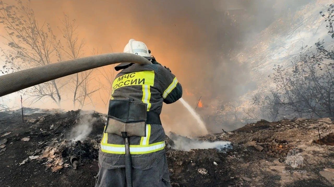 В ЛНР за сутки потушили 50 возгораний, 35 из них - ландшафтные пожары