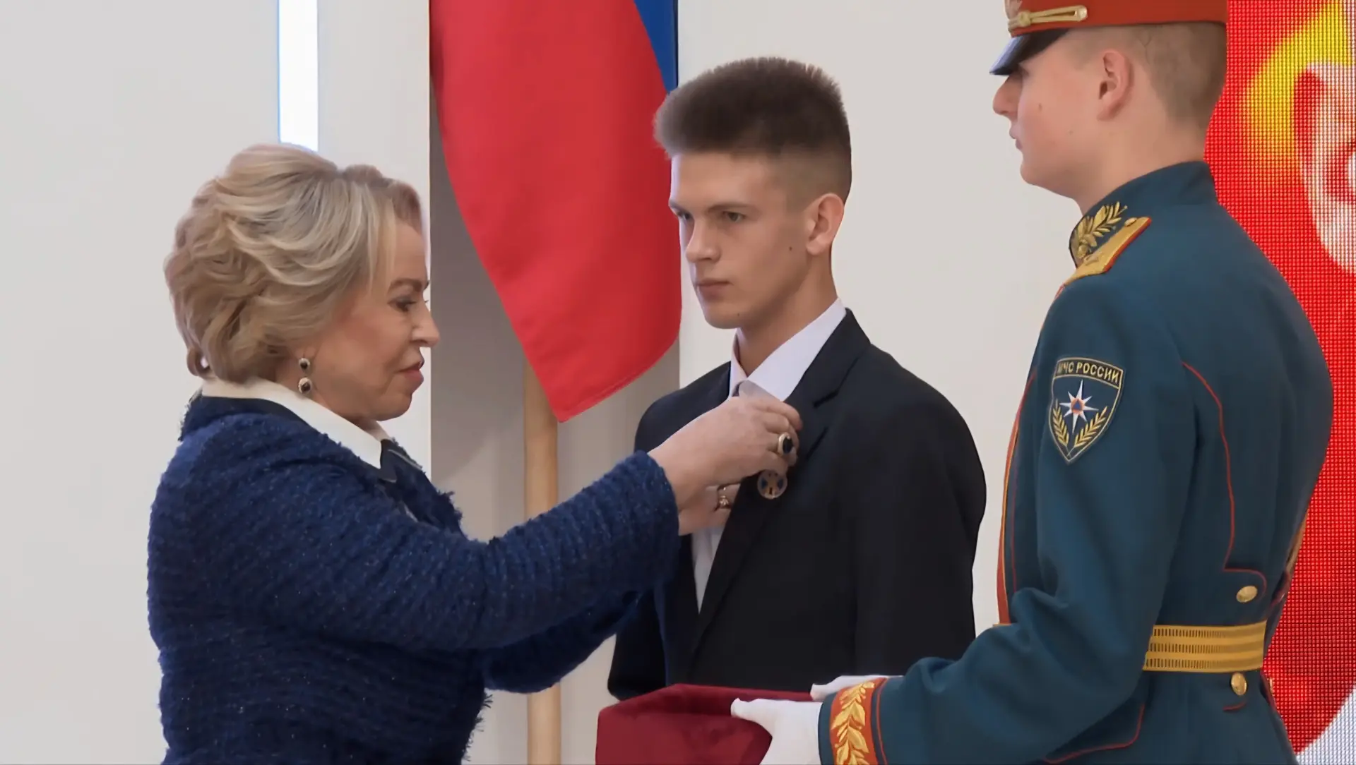 Луганского школьника, который спас товарища, наградили в Совете Федерации